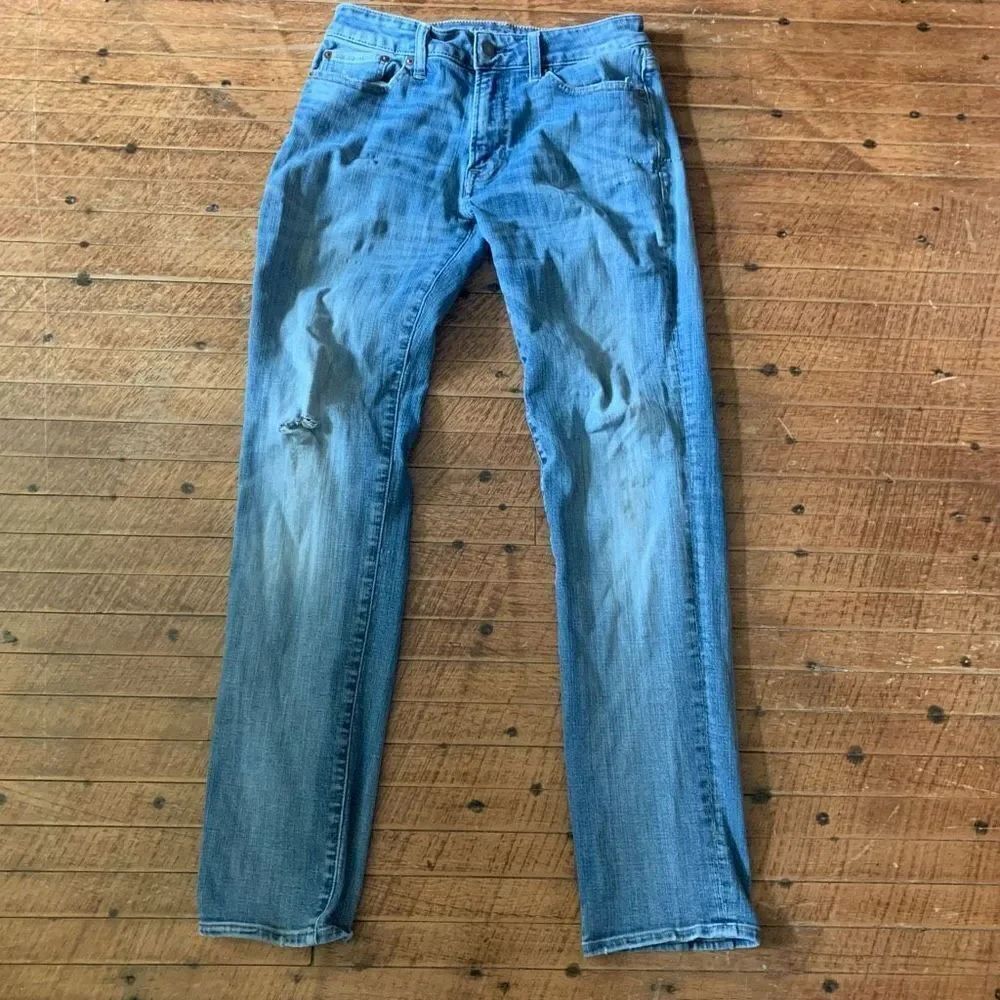 American Eagle Slim Straight light wash 29x32 destroyed jeans